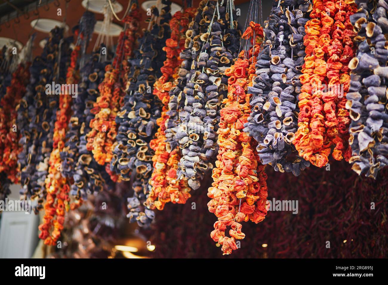 Deliziosa frutta secca e verdura al mercato di strada nel quartiere di Uskudar, lato asiatico di Istanbul, Turchia Foto Stock