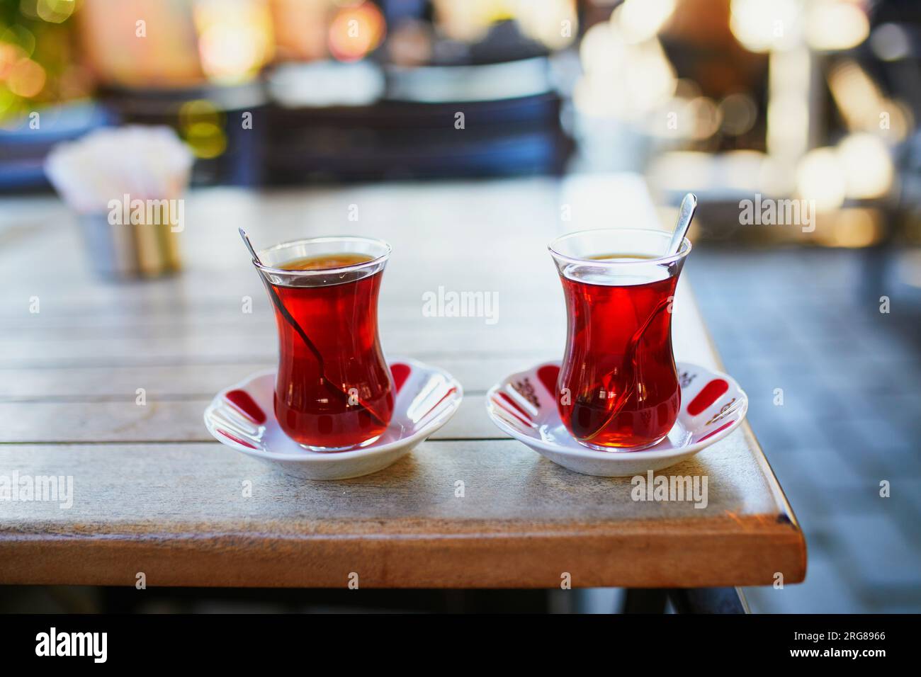 Tradizionale tè turco servito in bicchieri a forma di tulipano nel caffè o ristorante di Istanbul, Turchia Foto Stock