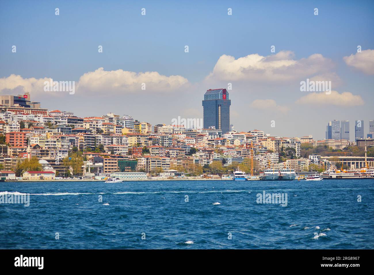 Vista panoramica della città attraverso lo stretto del Bosforo a Istanbul, Turchia Foto Stock