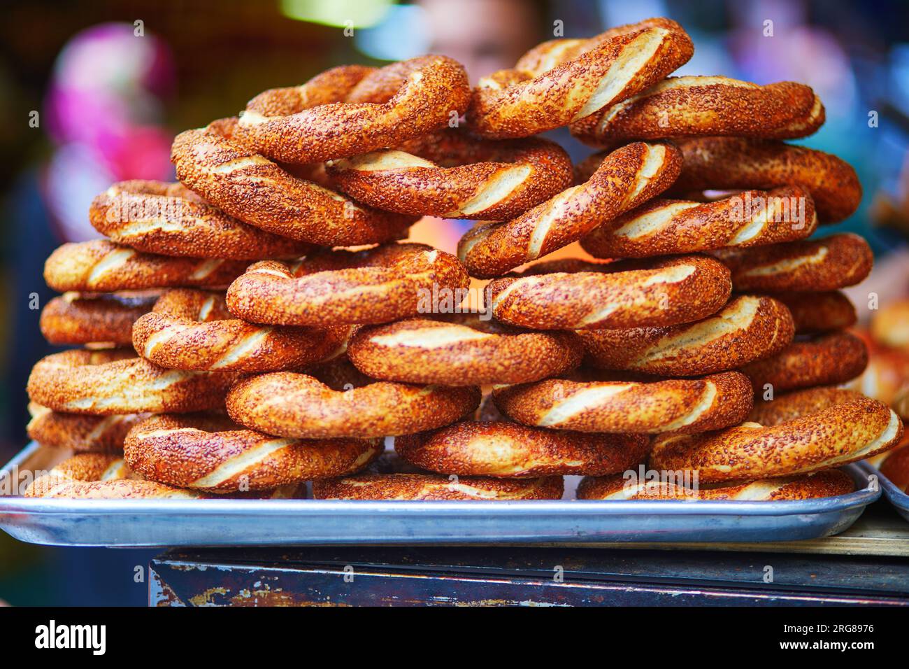 Molti bagel turchi freschi con sesamo noti come Simits in un mercato di strada a Istanbul, Turchia Foto Stock