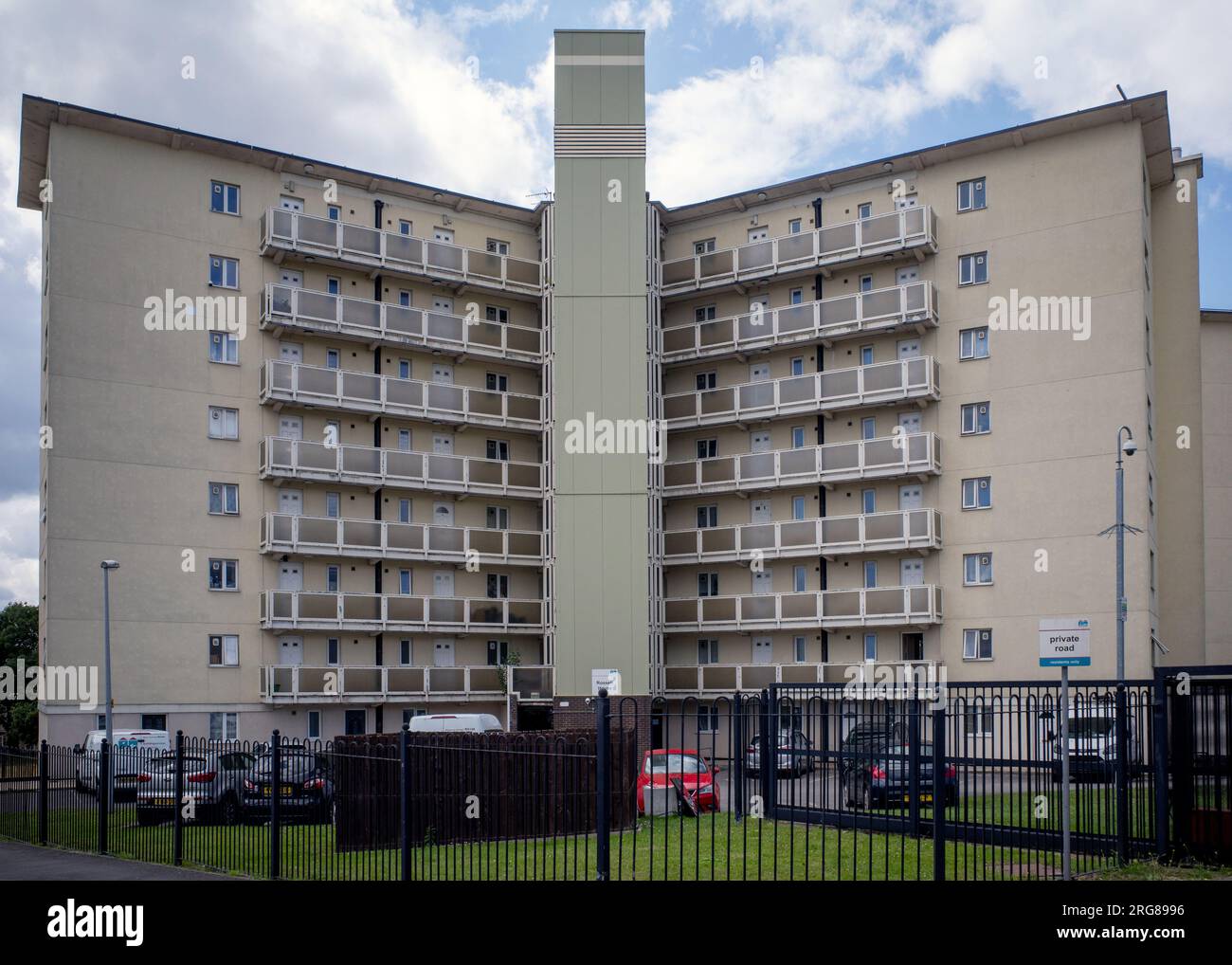 Alloggiamento alto simmetrico. Architettura del dopoguerra, edilizia popolare a Bradford, Inghilterra, Regno Unito. 2023. Foto Stock