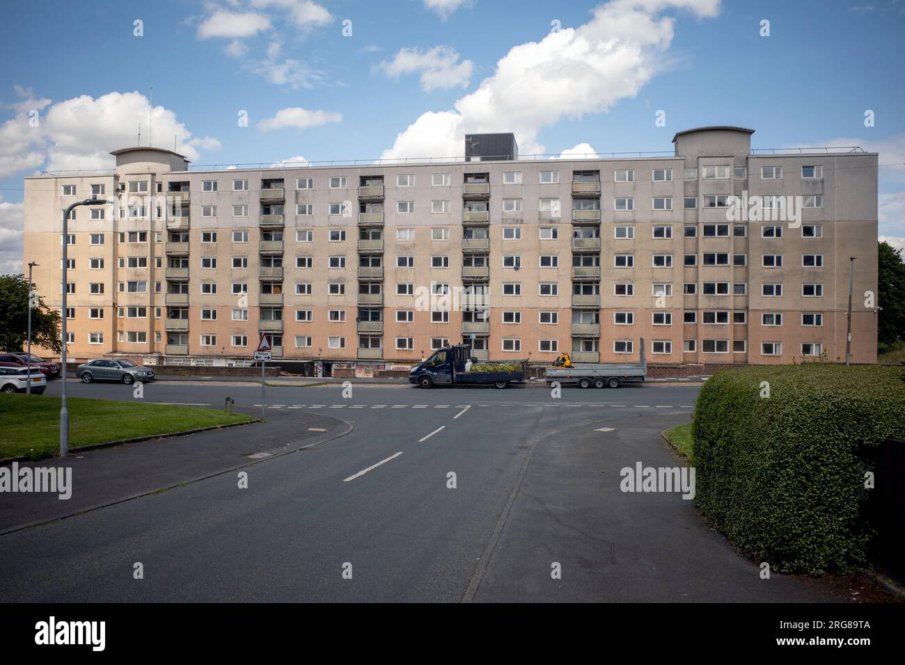 Grande blocco di appartamenti a Bradford. La famosa e malandata "York House" a Thorpe Edge. Destinato alla demolizione o alla riqualificazione. Alloggi sociali nel Regno Unito Foto Stock