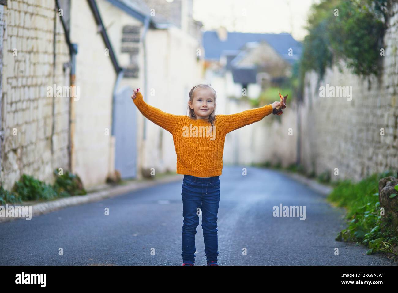 Adorabile asiatica che si gode una bella e soleggiata giornata autunnale a Candes-Saint-Martin vicino a Saumur, dipartimento del Maine-et-Loire, Francia occidentale. Felice ragazzo Foto Stock