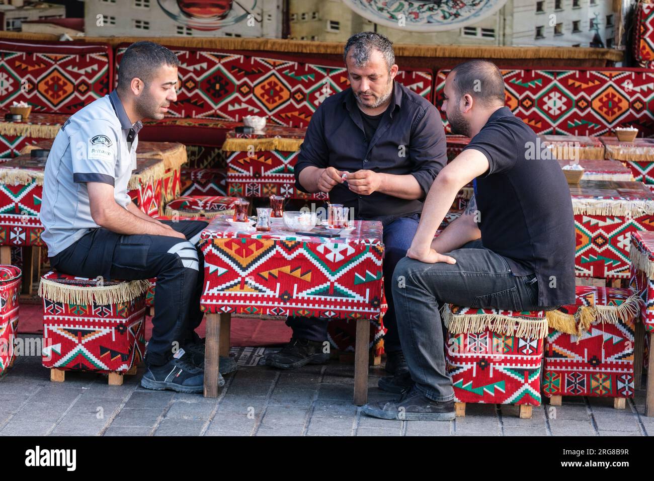 Istanbul, Turchia, Türkiye. Uomini turchi che bevono il tè mattutino. Foto Stock