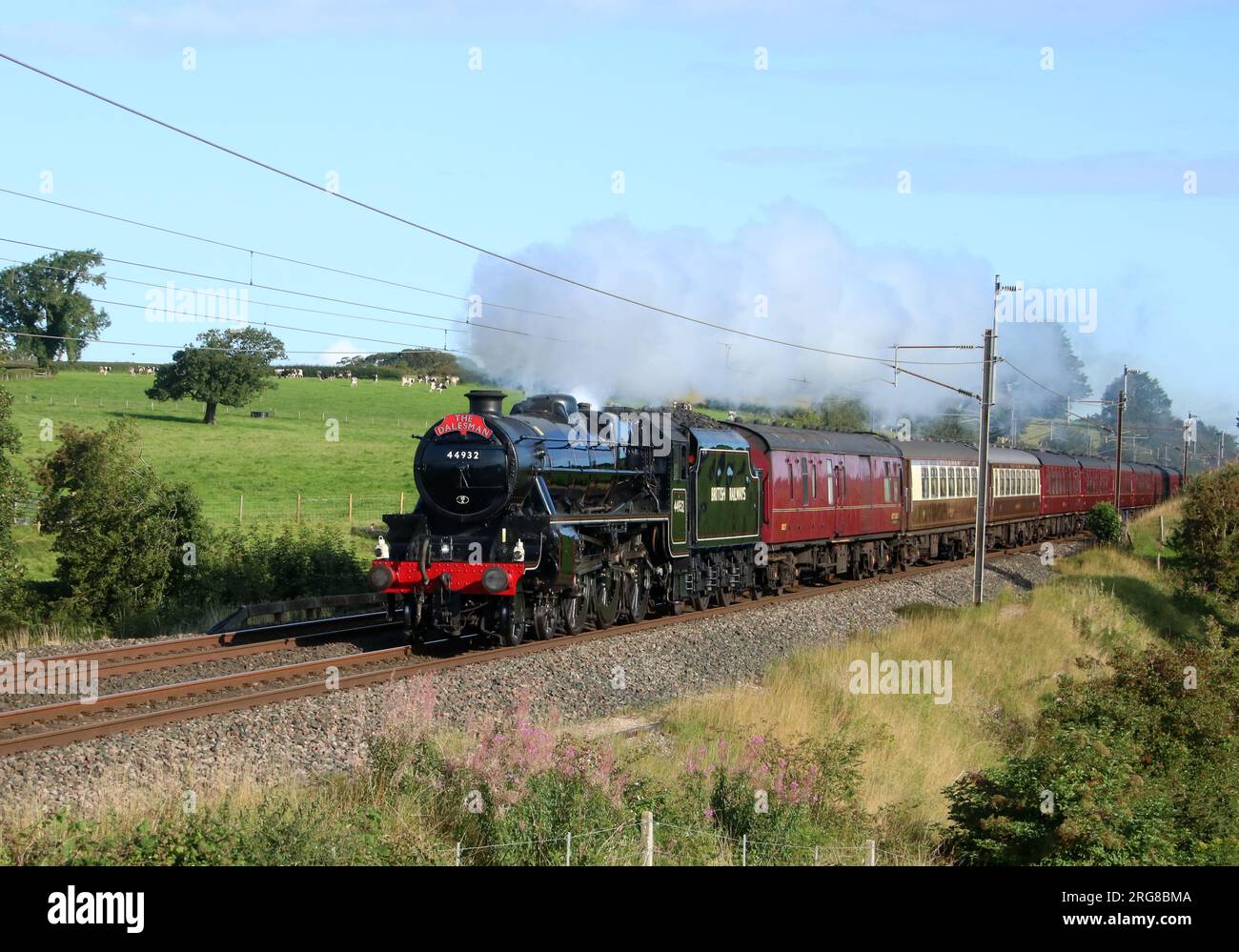 Stanier Black Five ha conservato la locomotiva a vapore 44932 che trasportava il treno speciale Dalesman lungo la West Coast Main Line oltre Bay Horse l'8 agosto 2023. Foto Stock