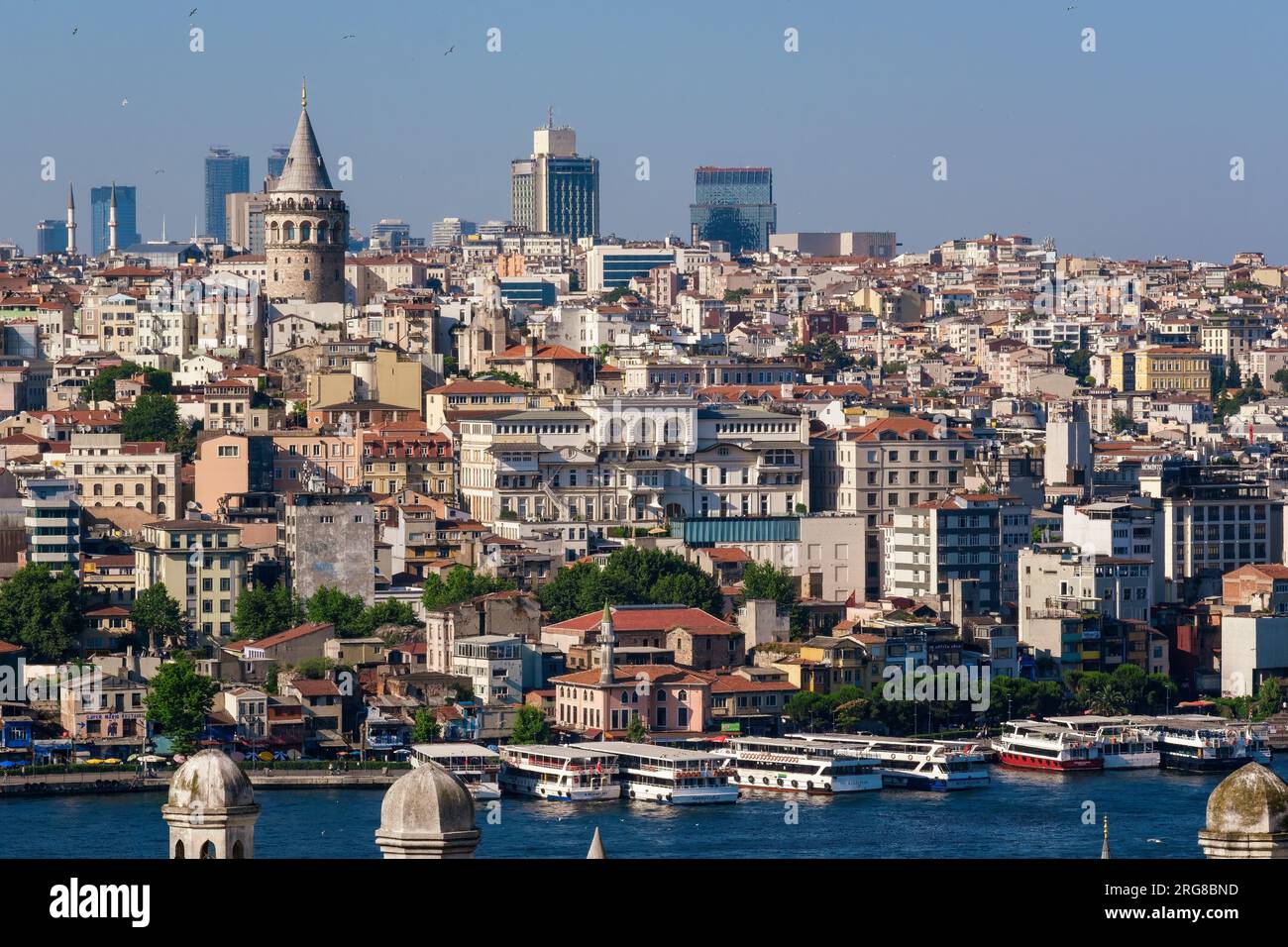 Istanbul, Turchia, Turkiye. Vista di Karakoy e della Torre Galata dalla Moschea di Solimano, la magnifica Moschea di Suleymaniye. Foto Stock