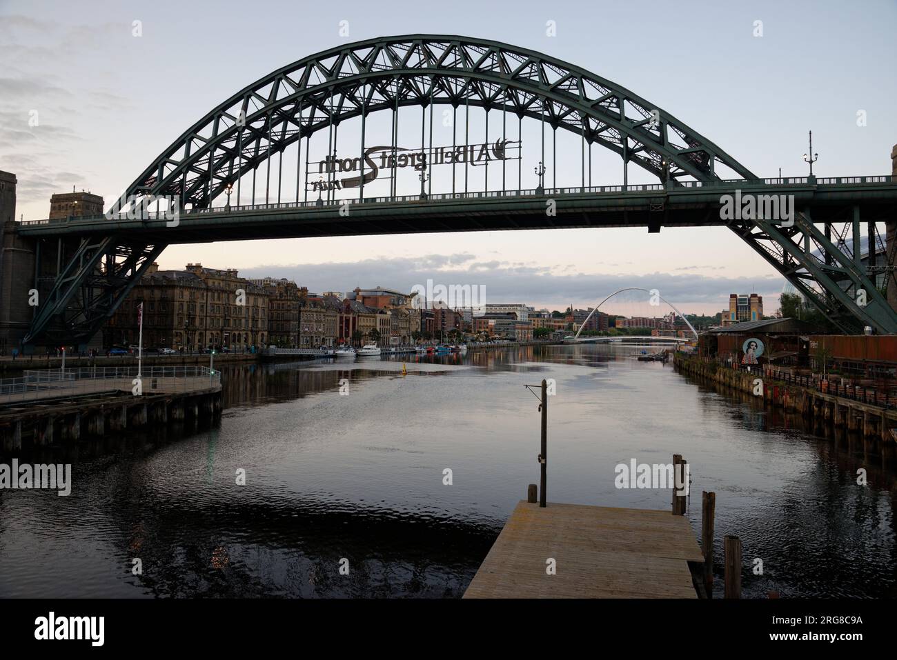 Il Tyne Bridge di Newcastle nominò ufficialmente George 5th bridge. Un ponte ad arco sul fiume Tyne che collega Newcastle a Gateshead. Di sera Foto Stock