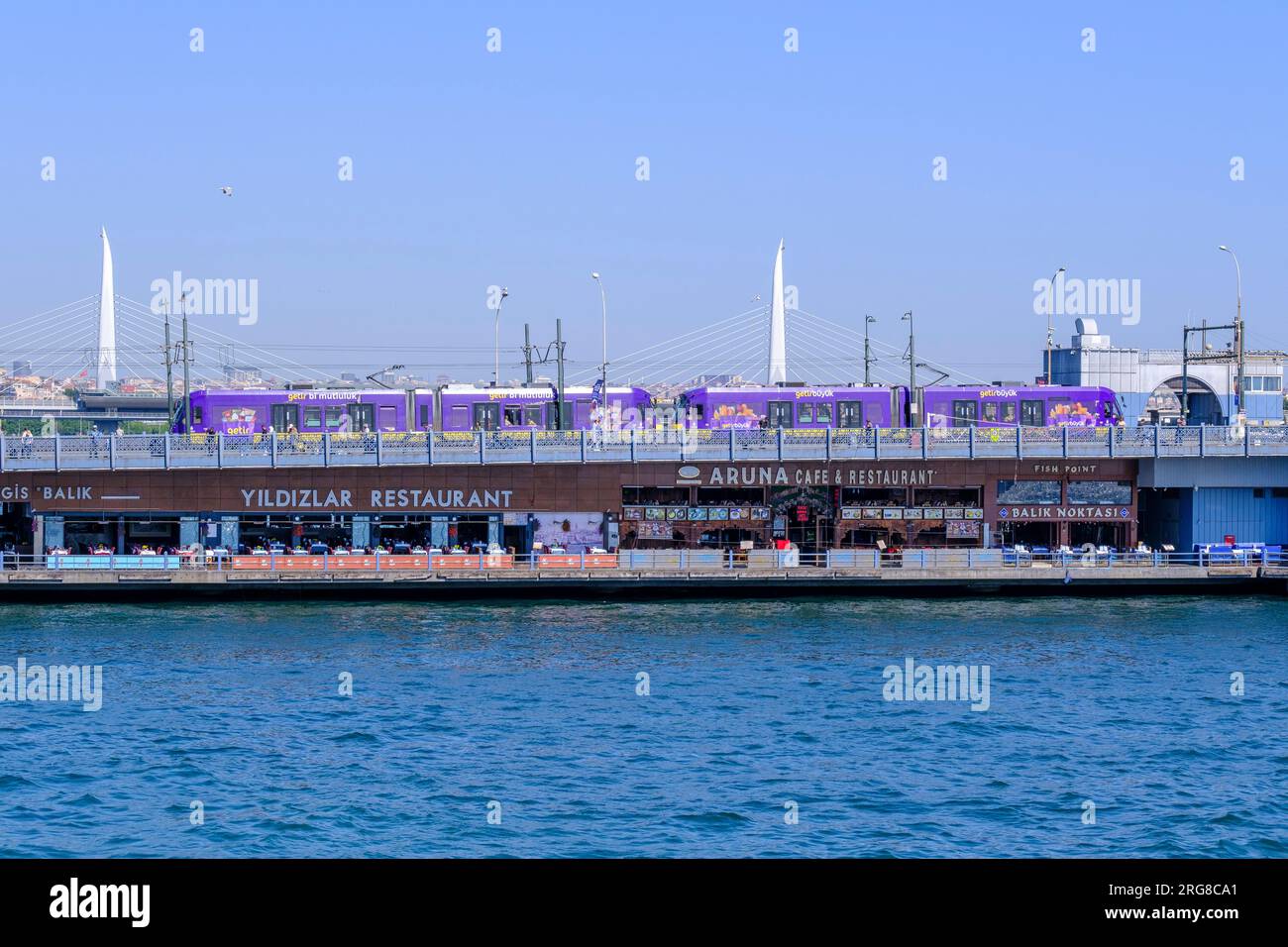 Istanbul, Turchia, Türkiye. Tram che passa sopra il Ponte Galata. Foto Stock