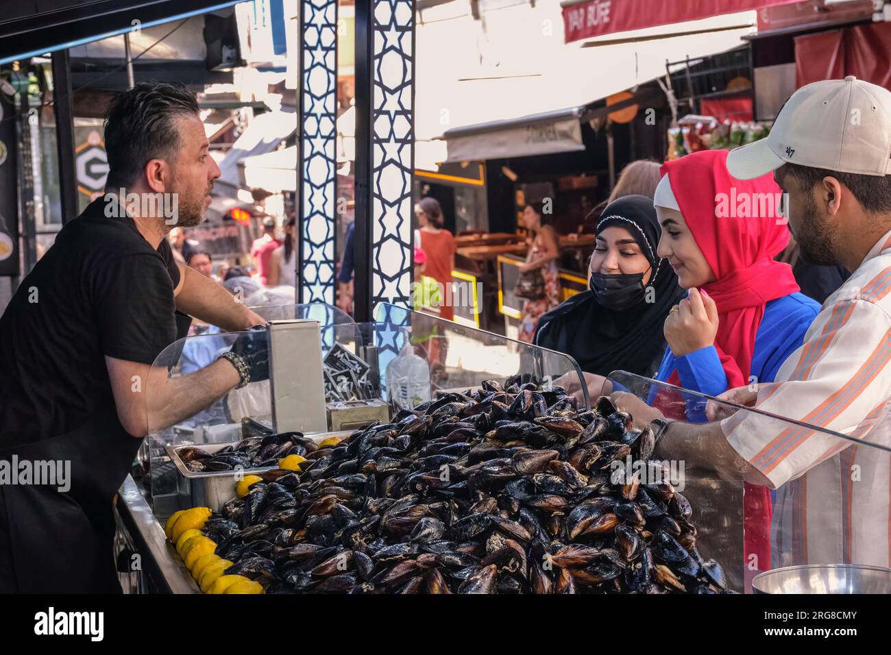 Istanbul, Turchia, Türkiye. Uskudar fornitore di cozze e clienti. Foto Stock