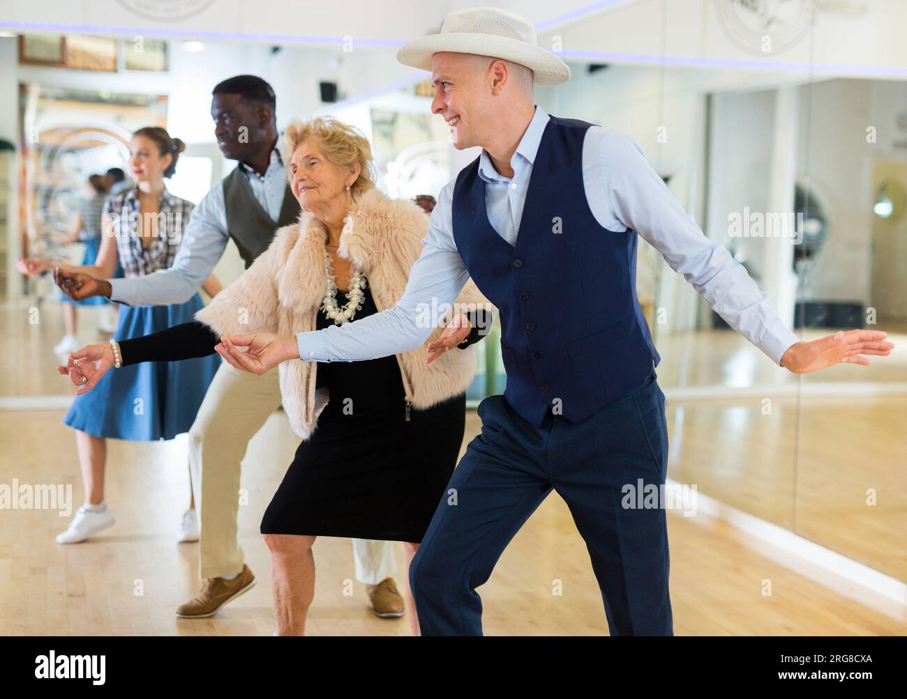 Gruppo di danzatori di età diversi che preparano prestazioni di oscillazione Foto Stock