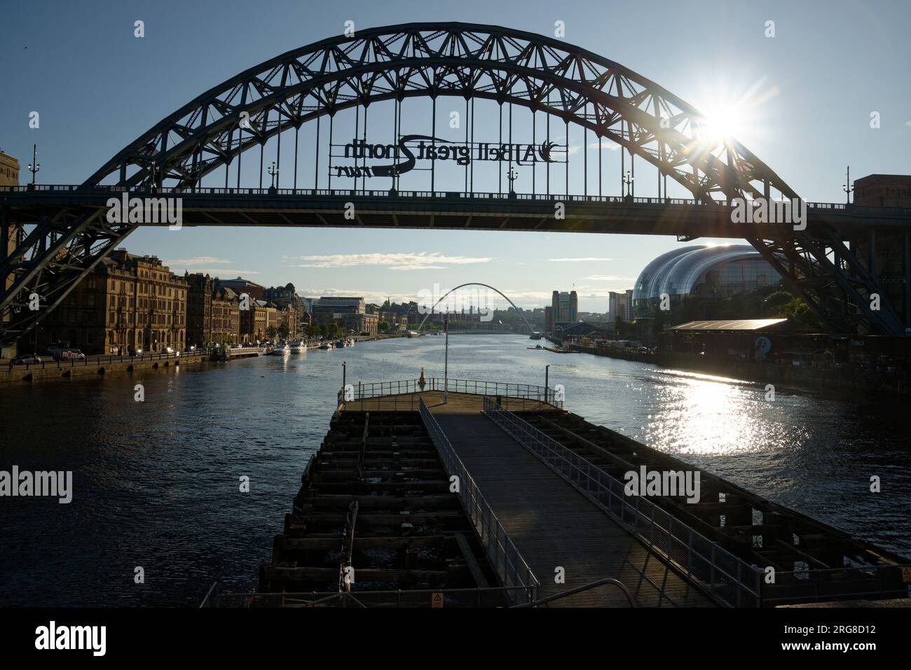 Il Tyne Bridge di Newcastle nominò ufficialmente George 5th bridge. Un ponte ad arco sul fiume Tyne che collega Newcastle a Gateshead. Domani mattina Foto Stock