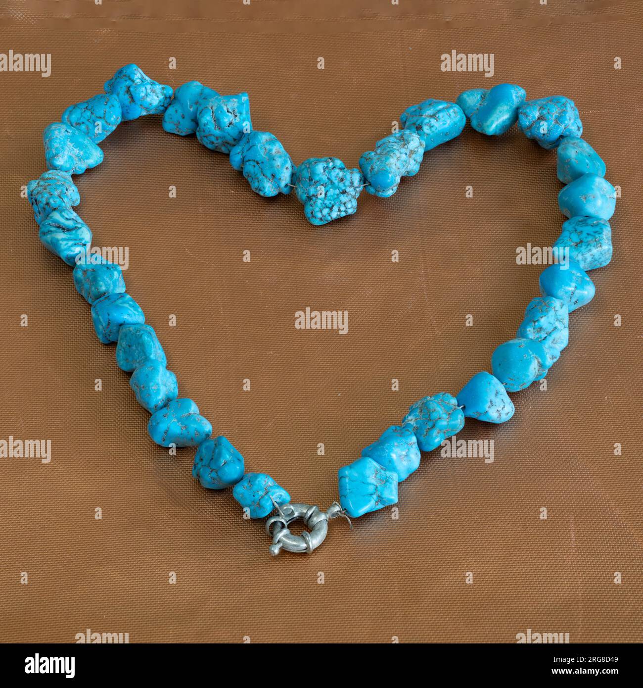 collana di pietre blu a forma di cuore. Nella tradizione mediorientale le pietre blu hanno il potere di tenere lontano Evil Eye Foto Stock