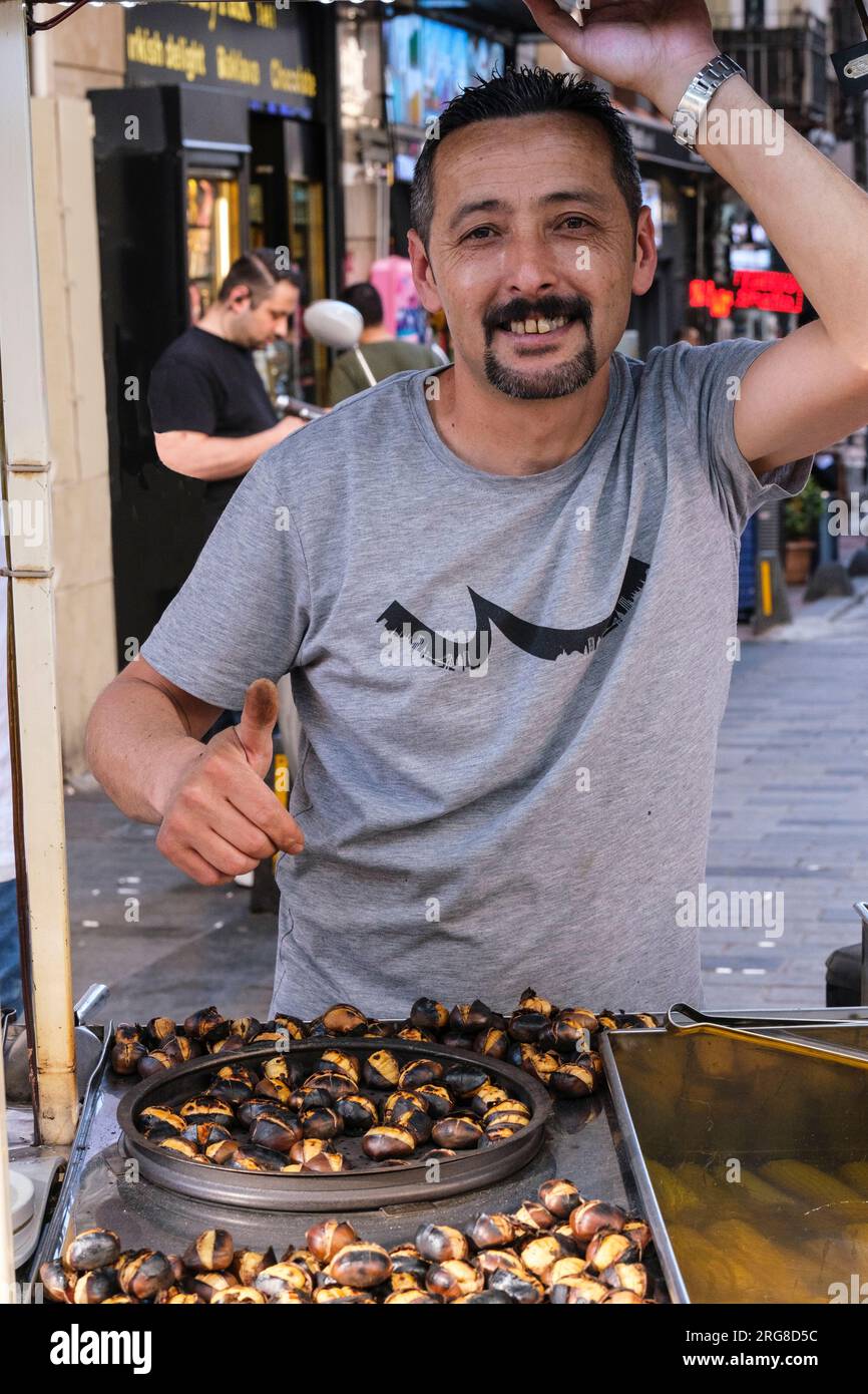 Istanbul, Turchia, Türkiye. Istiklal Street, fornitore di castagne arrosto. Foto Stock