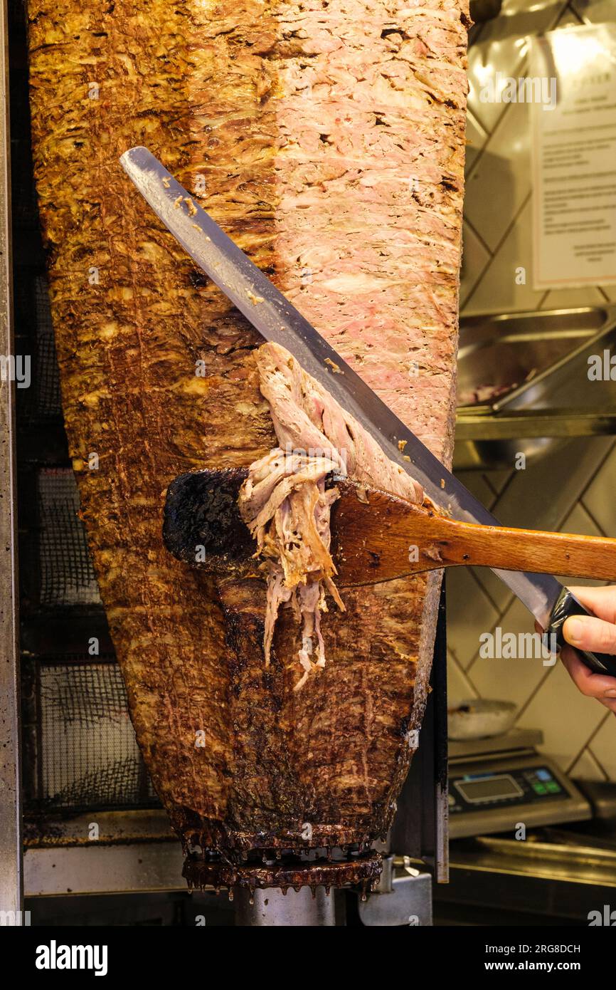 Istanbul, Turchia, Türkiye. Istiklal Street, Shawarma Shop, taglio di carne per un sandwich. Foto Stock