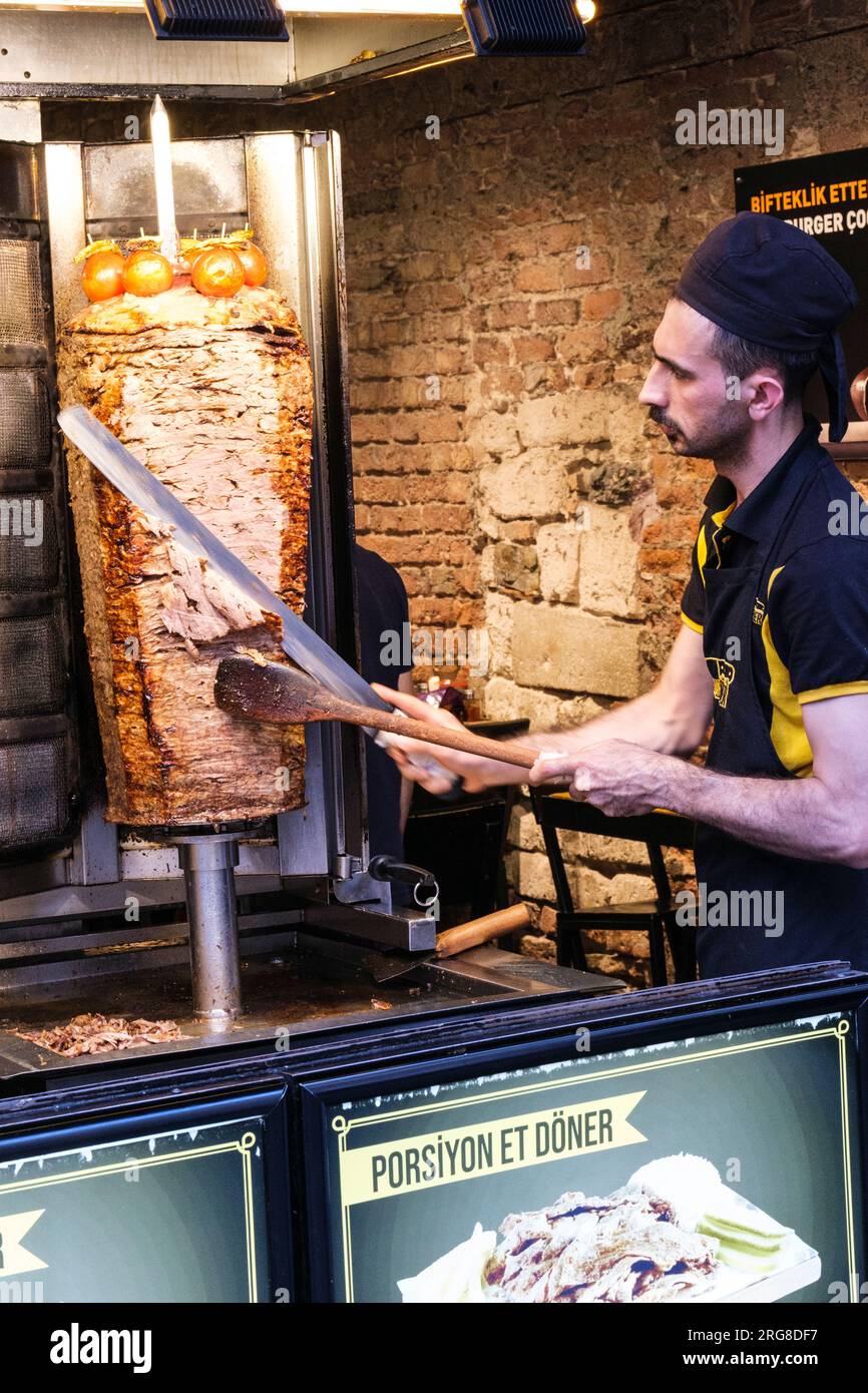 Istanbul, Turchia, Türkiye. Istiklal Street, Shawarma Shop, taglio di carne per un sandwich. Foto Stock