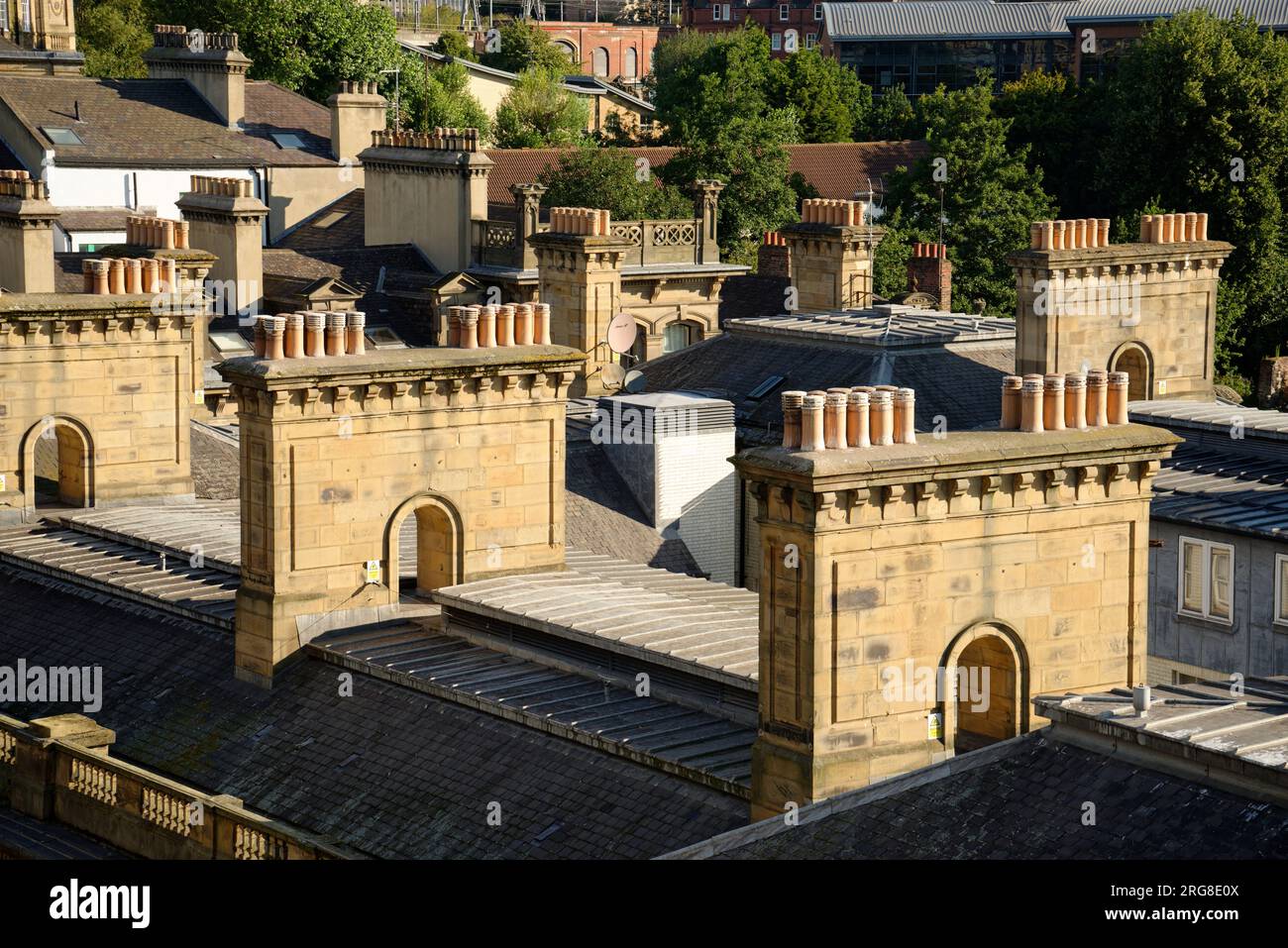 Molte pentole di camino di Newcastle upon Tyne, Inghilterra nord-orientale, Regno Unito. Ora in gran parte ridondante, ma in passato avrebbe eliminato il fumo dai caminetti. Foto Stock