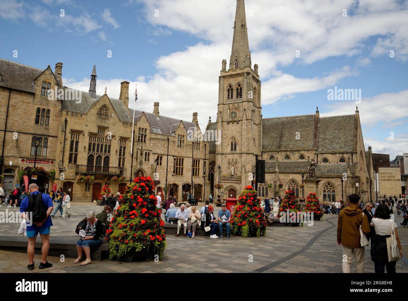 Chiesa di San Nicola e vecchi edifici del mercato a Durham, contea di Durham Foto Stock