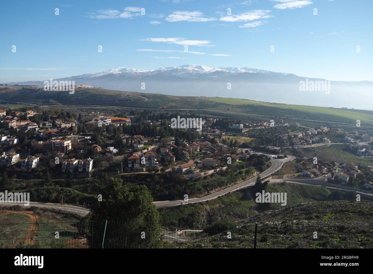 Golan Heights, Israele, Monte Hermon innevato sullo sfondo Foto Stock