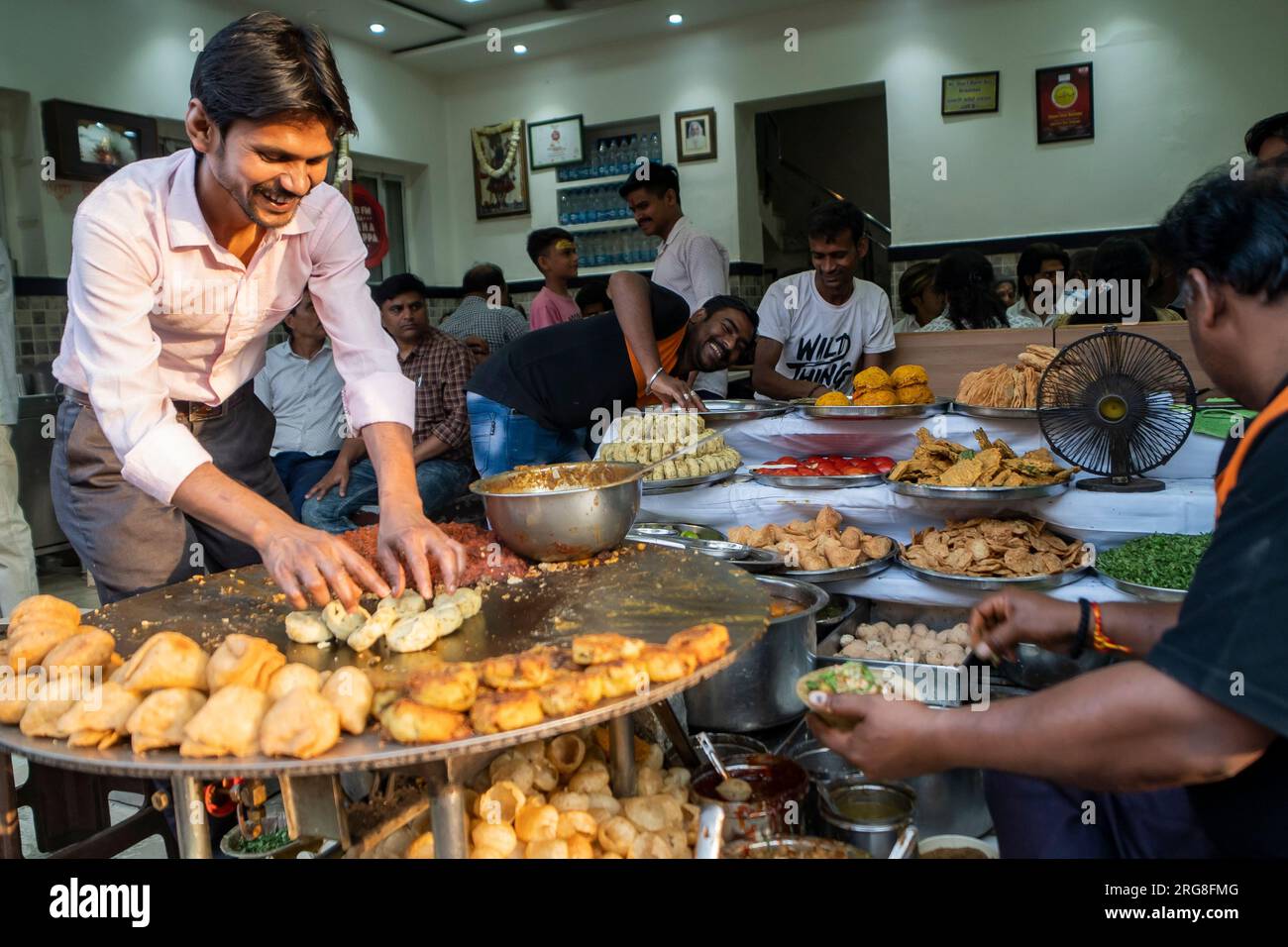 Varanasi India - 13 marzo 2023 angolo alimentare vendita e preparazione caos a Varanasi, India Foto Stock