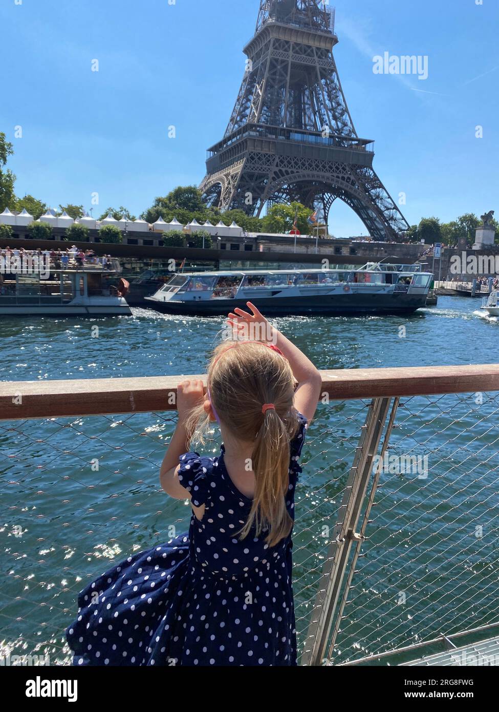 Adorabile bambina in età prescolare che delizia la vista dalla barca turistica che galleggia sulla Senna a Parigi, in Francia Foto Stock