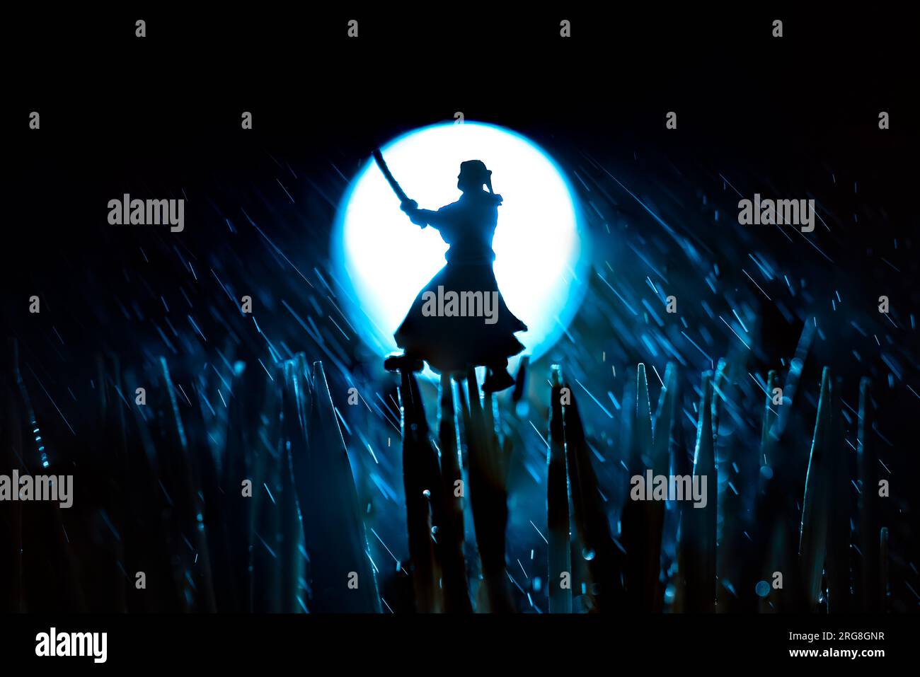 Samurai in miniatura chiaro di luna Samurai con una spada sagomata al chiaro di luna Foto Stock