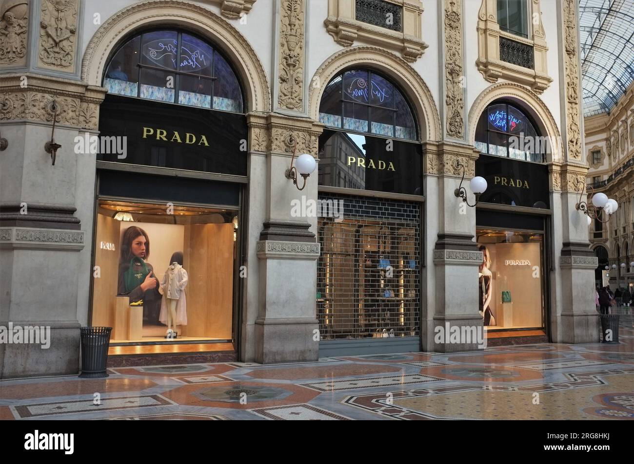 Negozio Prada in Galleria Vittorio Emanuele a Milano, Italia. Foto Stock