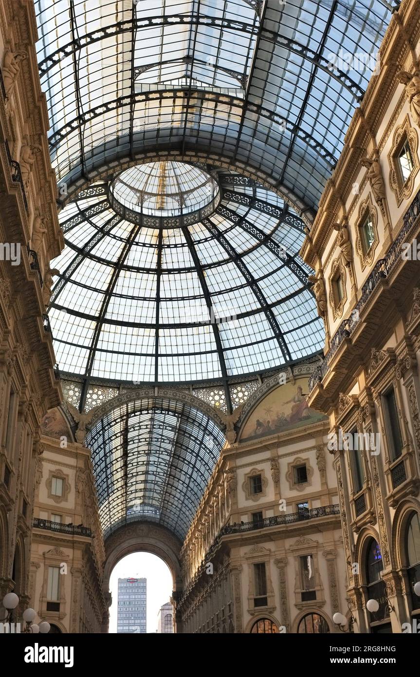 MILANO, ITALIA - 17 MARZO 2023: La struttura della Galleria Vittorio Emanuele, punto di riferimento della città. Foto Stock