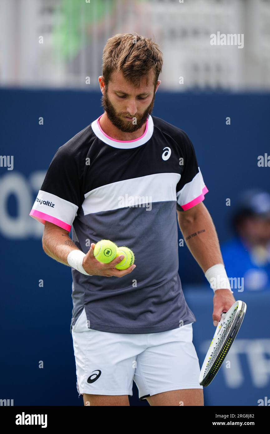 Toronto, Canada, 5 agosto 2023: La francese Corentin Moutet si prepara a servire durante il primo turno di qualificazione contro Justin Boulais del Canada al Sobeys Stadium di Toronto, Canada. Moutet ha vinto l'incontro, 6-0, 6-3. Foto Stock