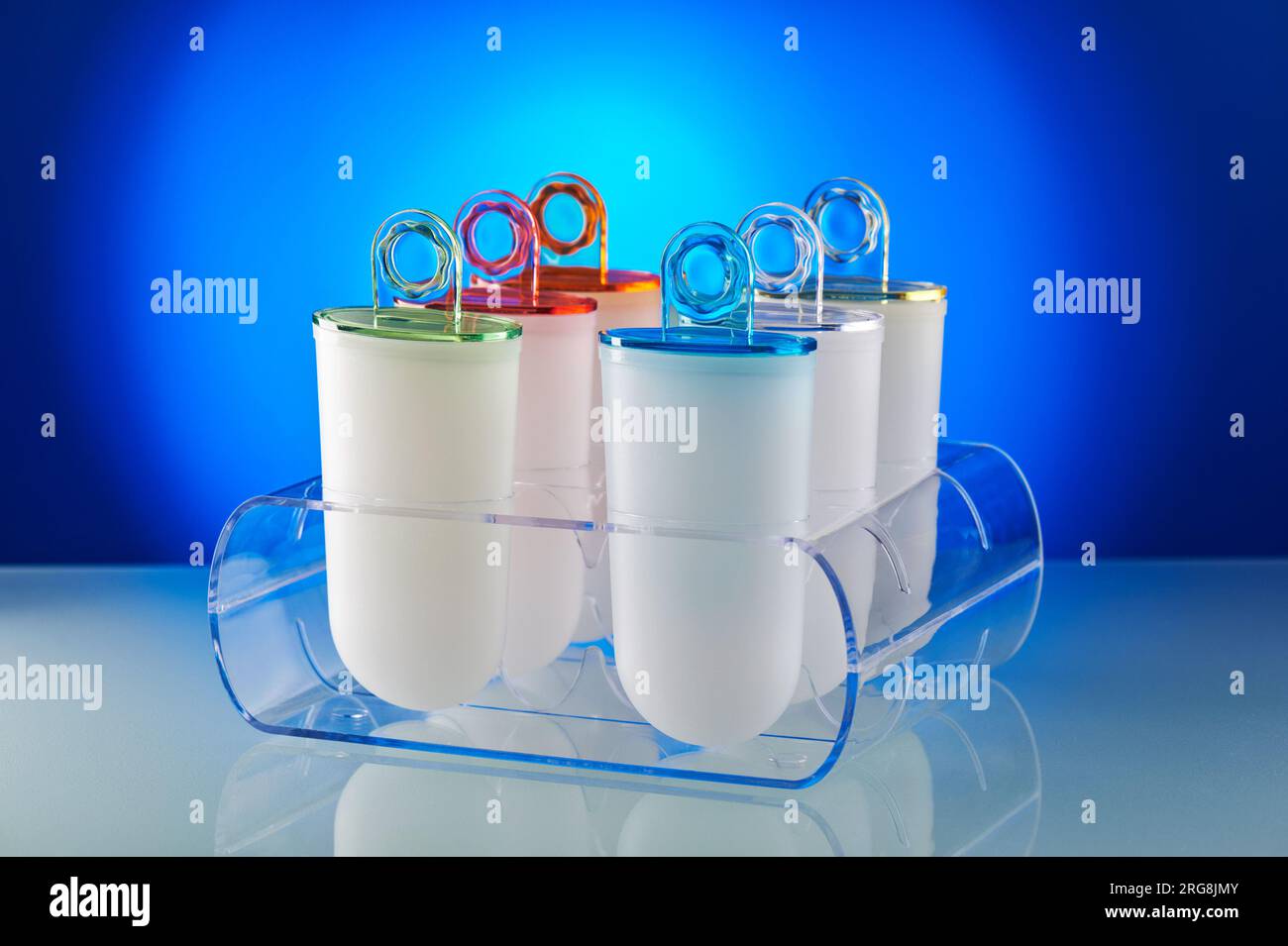 Gli stampi lolly Form per gelato in plastica si trovano su un supporto in plexiglass Foto Stock