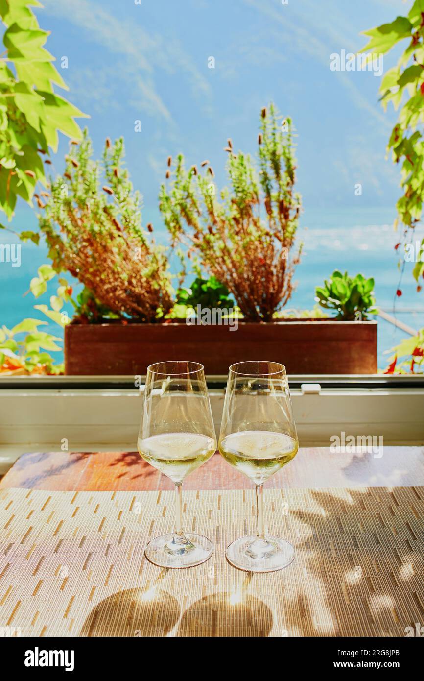 Due bicchieri di vino contro il lago di Como, Italia Foto stock - Alamy
