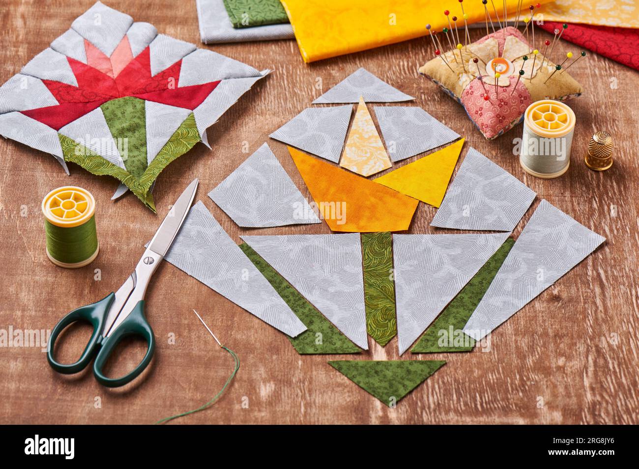 Cucire due blocchi di fiori in tessuto trapuntato, accessori Foto Stock