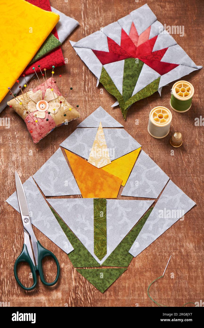 Cucire due blocchi di fiori in tessuto trapuntato, accessori Foto Stock