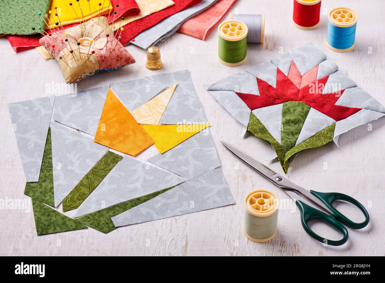 Cucire due blocchi di fiori in tessuto trapuntato, accessori Foto Stock