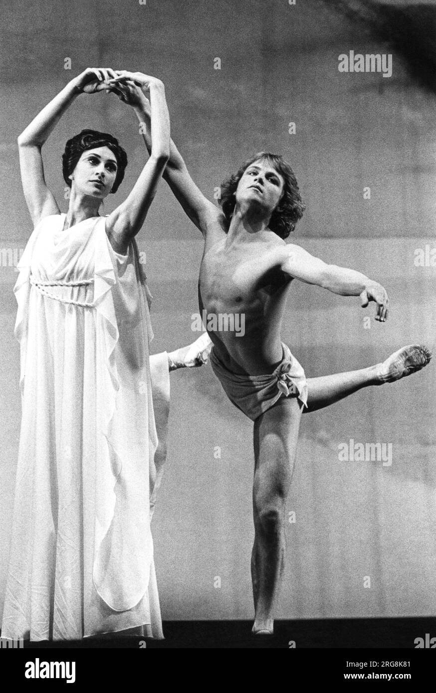 Deanne Bergsma (la madre polacca), Robert Huguenin (Tadzio) in DEATH IN VENICE at the Aldeburgh Festival, Snape Maltings Concert Hall Suffolk, Inghilterra 16/06/1973 co-produzione dell'English Opera Group & the Royal Opera Music: Benjamin Britten libretto: Myfanwy Piper After the story di Thomas Mann direttore: Steuart Bedford coreografia: Frederick Ashton direttore: Colin Graham Foto Stock