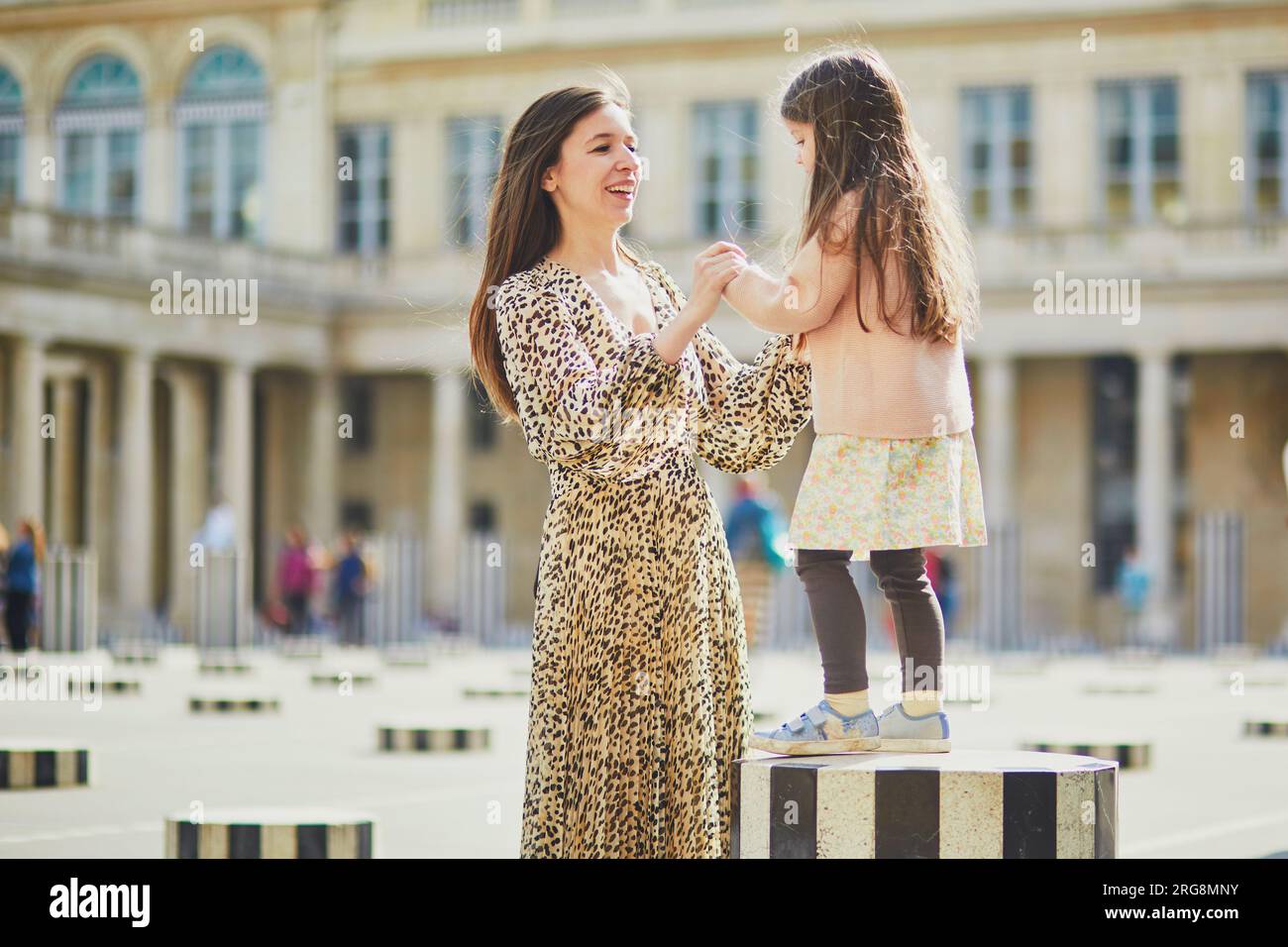 Felice famiglia di due persone in una strada di Parigi. Madre con la sua adorabile figlia di 4 anni Foto Stock
