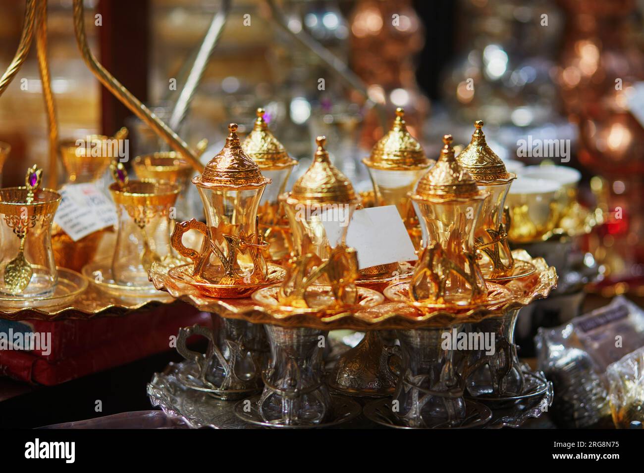 Splendido set da tè sul Bazar egiziano o sul Bazar delle spezie, uno dei più grandi bazar di Istanbul, Turchia. Il mercato vende spezie, dolci, gioielli, fr. Secchi Foto Stock
