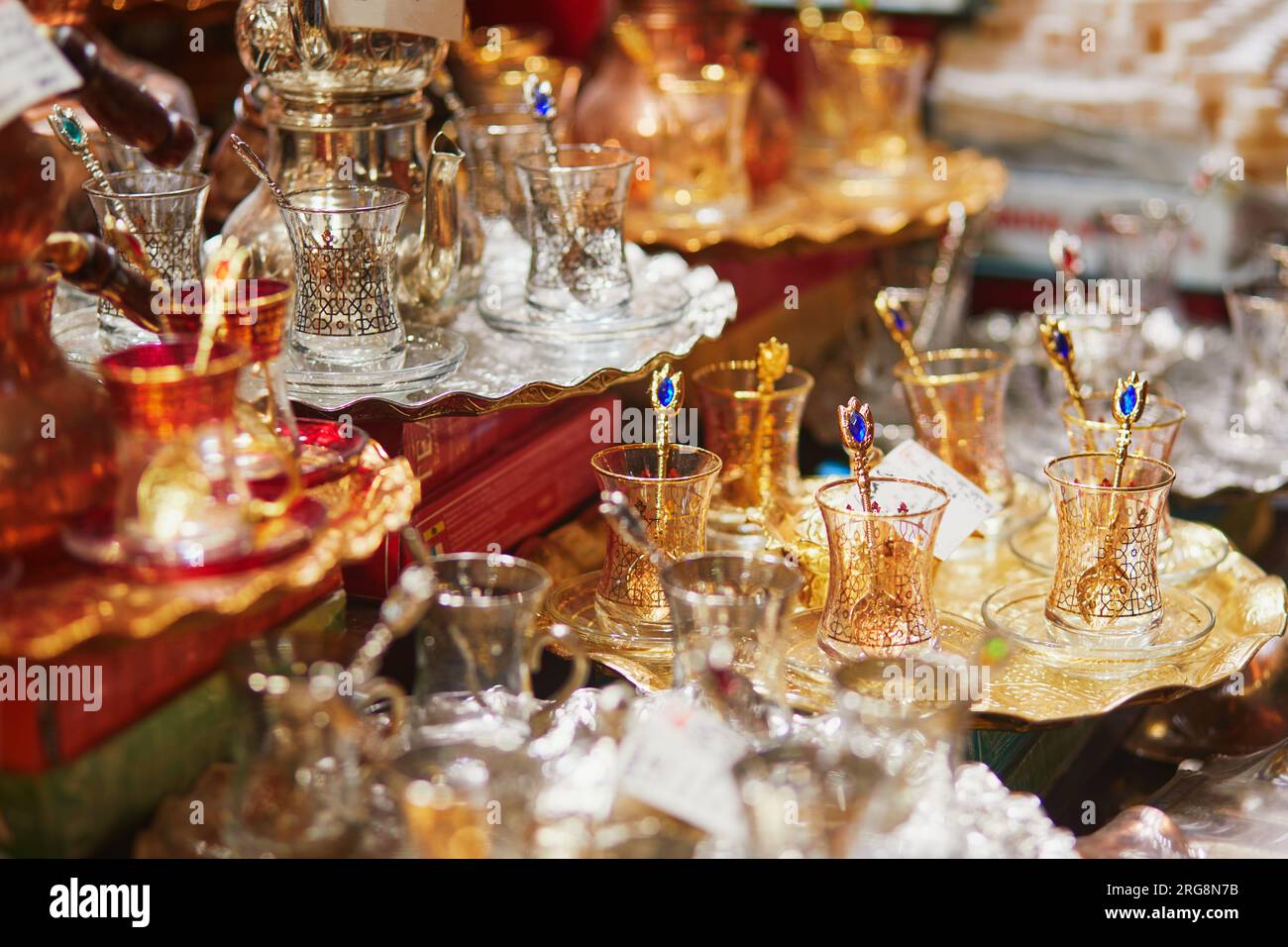 Splendido set da tè sul Bazar egiziano o sul Bazar delle spezie, uno dei più grandi bazar di Istanbul, Turchia. Il mercato vende spezie, dolci, gioielli, fr. Secchi Foto Stock
