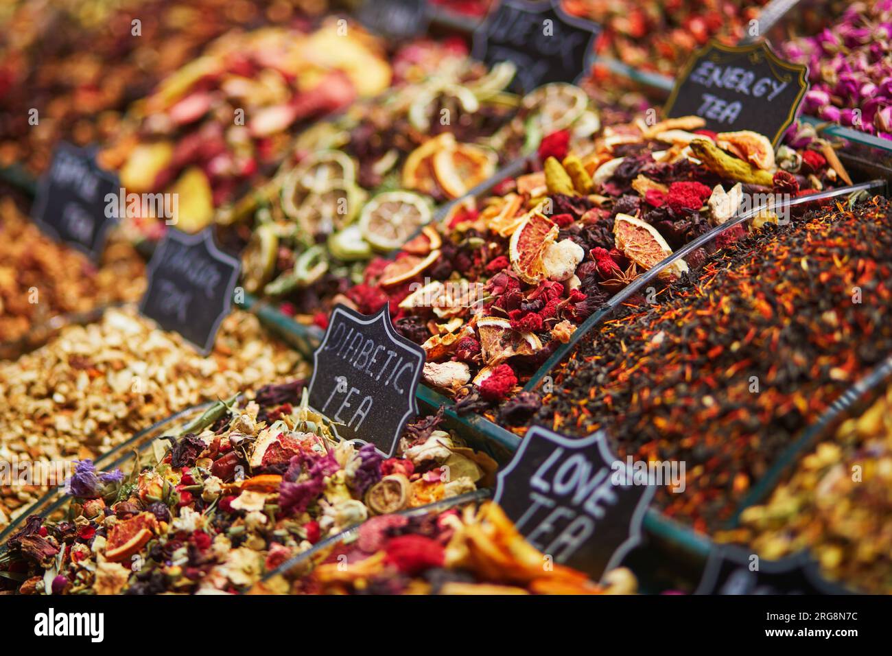 Deliziosa frutta secca e tè alle erbe sul bazar egittoriano nel quartiere Eminonu, lato europeo di Istanbul, Turchia Foto Stock