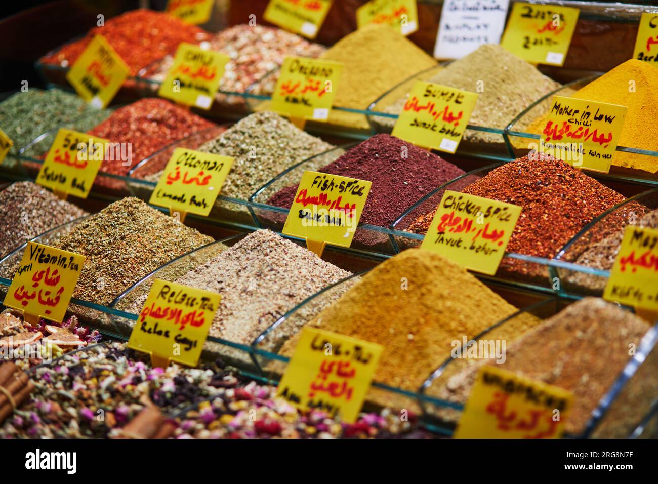 Vari sprices sul Bazar egiziano o sul Bazar delle spezie, uno dei più grandi bazar di Istanbul, Turchia. Il mercato vende spezie, dolci, gioielli, frutta secca Foto Stock