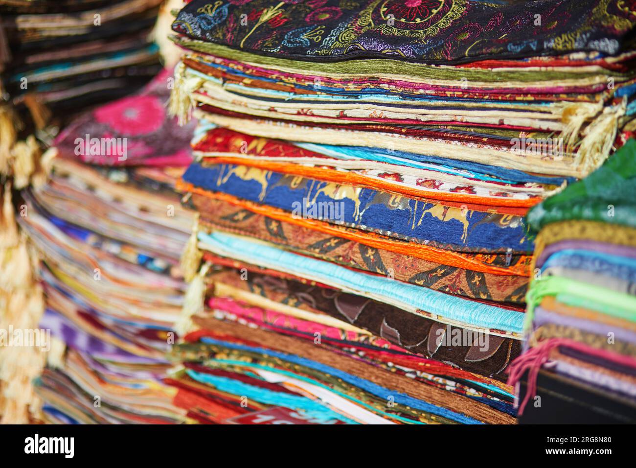 Vari tappeti e tessuti colorati sul tradizionale mercato turco di Istanbul, Turchia Foto Stock