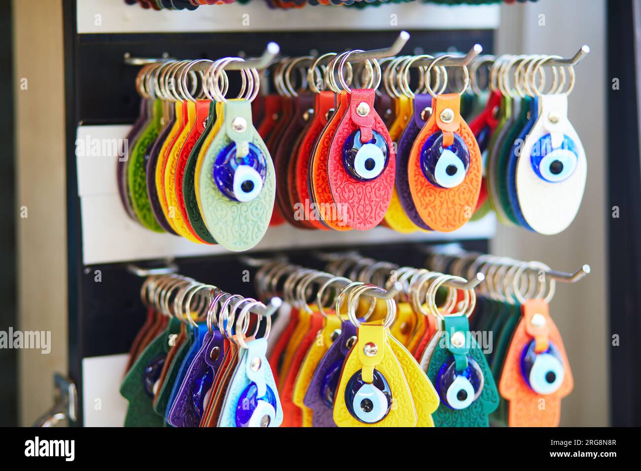 Vari gioielli colorati e bijouterie sul tradizionale mercato turco di Istanbul, Turchia Foto Stock