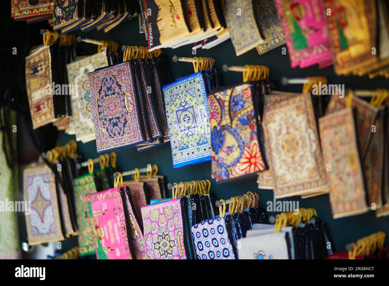 Vari tappetini per mouse in tessuto colorato o borse a mano sul tradizionale mercato turco di Istanbul, Turchia Foto Stock