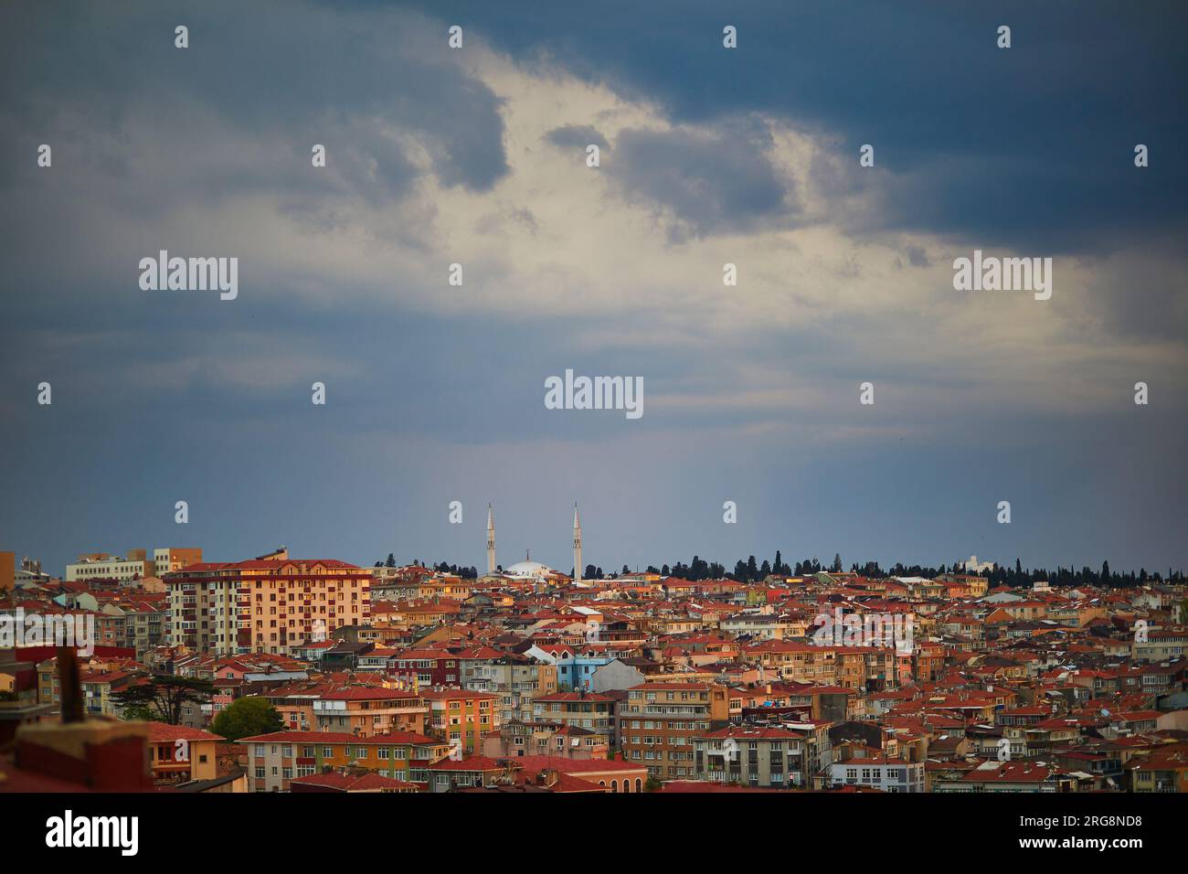 Vista panoramica del quartiere di Uskudar sul lato asiatico di Istanbul, Turchia con la Moschea Blu e Hagia Sophia all'orizzonte sullo stretto del Bosforo Foto Stock