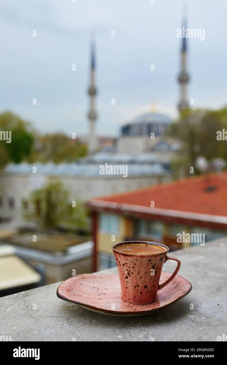 Tazza di caffè turco nero fresco con vista sulla Moschea Yeni valide nel quartiere di Uskudar sul lato asiatico di Istanbul, Turchia Foto Stock