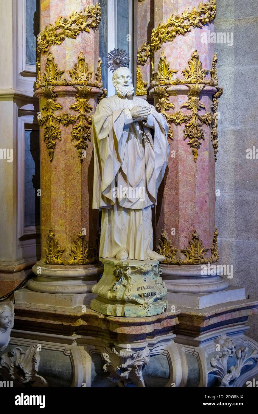 Porto, Portogallo, Chiesa di Clerigos. Scultura in pietra o statua di un santo religioso che decora l'architettura interna del monumento cristiano Foto Stock