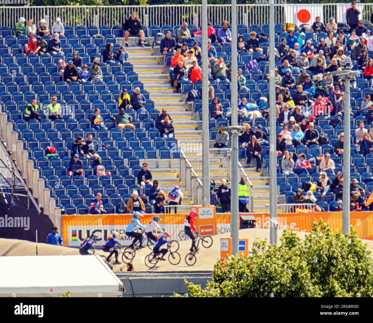 Glasgow, Scozia, Regno Unito. 8 agosto 2023. Il sito UCI BMX di Knightswood mostra i partecipanti e la folla seduti nelle tribune. Credit Gerard Ferry/Alamy Live News Foto Stock