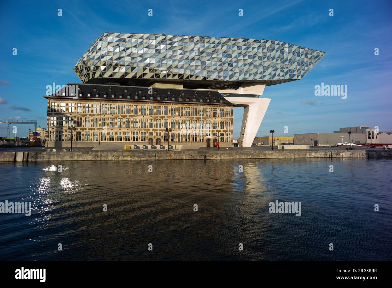 Veduta dell'edificio dell'autorità portuale di Anversa, opera dell'architetto Zaha Hadid situata sulla piazza Zaha Hadidplein nel porto di Anversa, Belgio, A Foto Stock