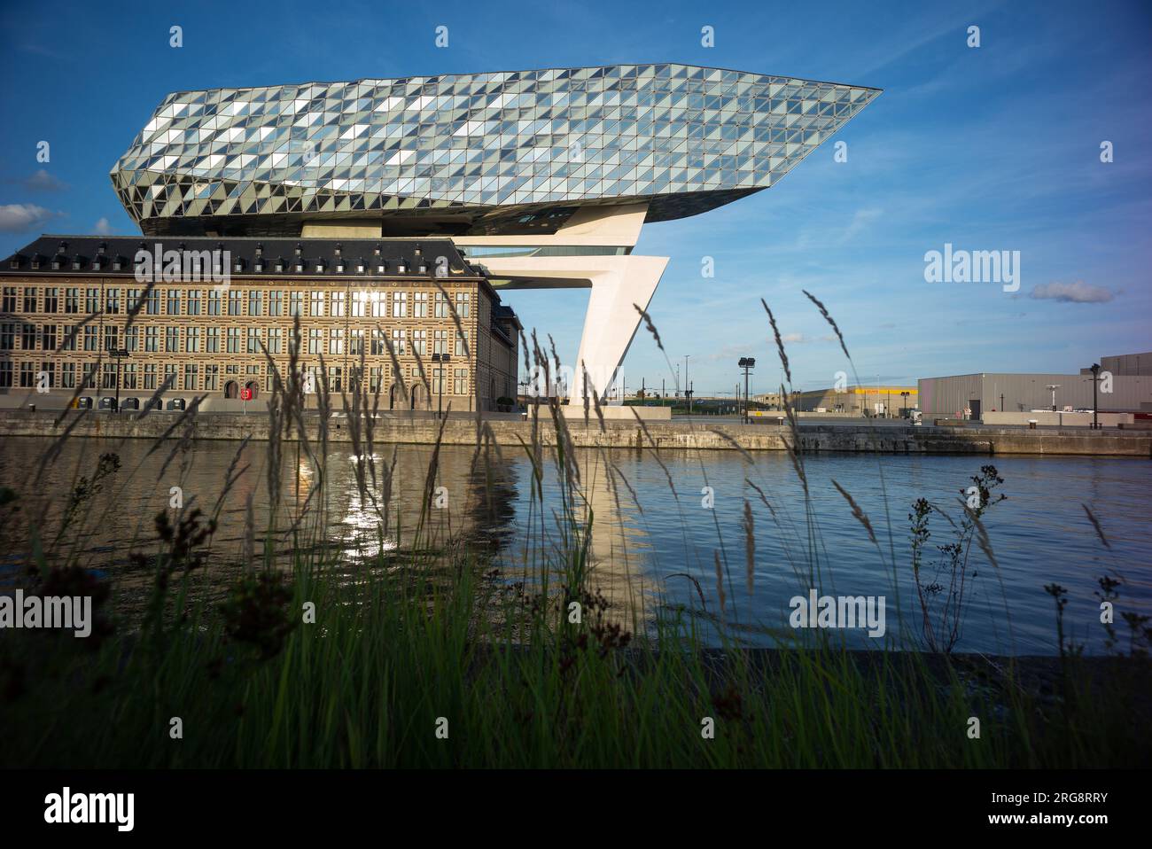 Veduta dell'edificio dell'autorità portuale di Anversa, opera dell'architetto Zaha Hadid situata sulla piazza Zaha Hadidplein nel porto di Anversa, Belgio, A Foto Stock