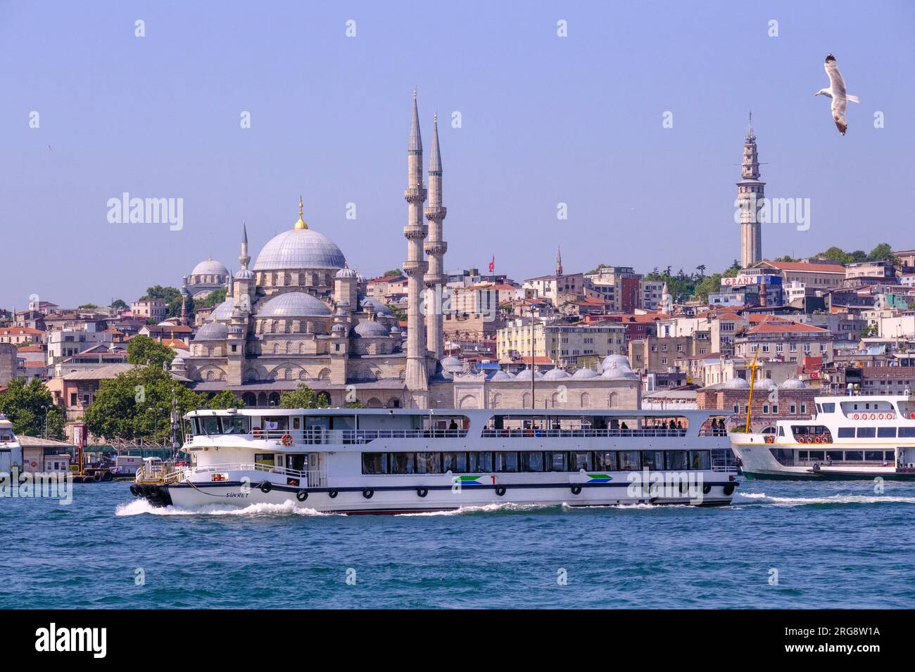 Istanbul, Turchia, Türkiye. Traghetto pendolare in barca a vela di fronte alla nuova Moschea (Yeni Camii, completato nel 1663). Sulla destra si trova la Torre Beyazıt. Foto Stock