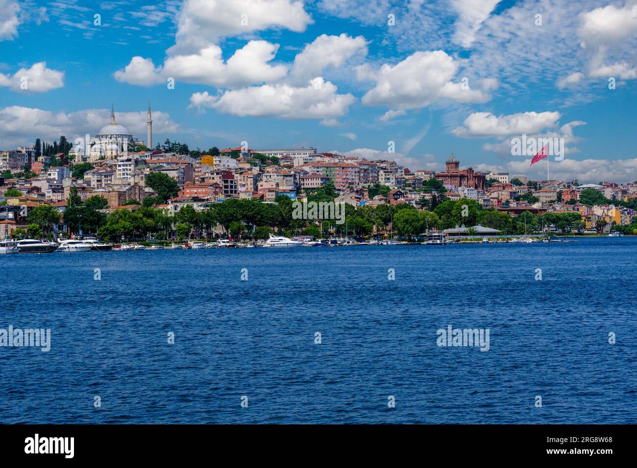 Istanbul, Turchia, Türkiye. Fener District lungo il Corno d'Oro. Il Collegio greco ortodosso di Phanar è il grande edificio in pietra rossa sulla destra. Foto Stock